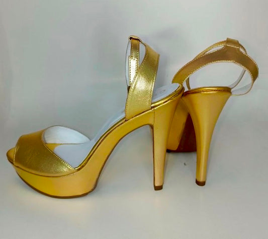 SANDALIA DE TACON  DORADO MODELO 2900