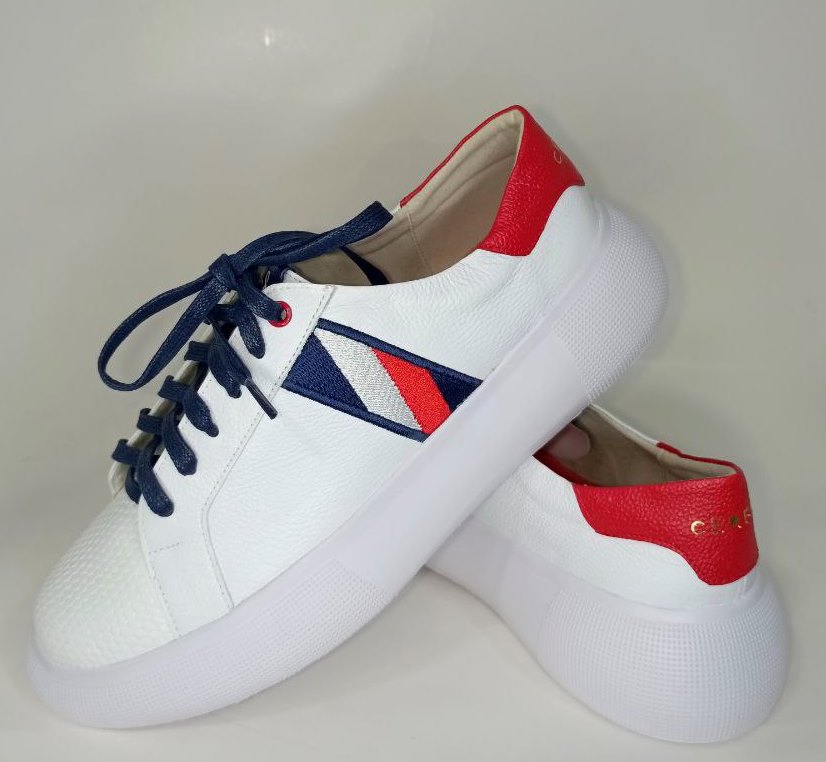 Zapatillas Deportivas Blancas para Dama con Detalles en Rojo y Azul Marino - Modelo 4827