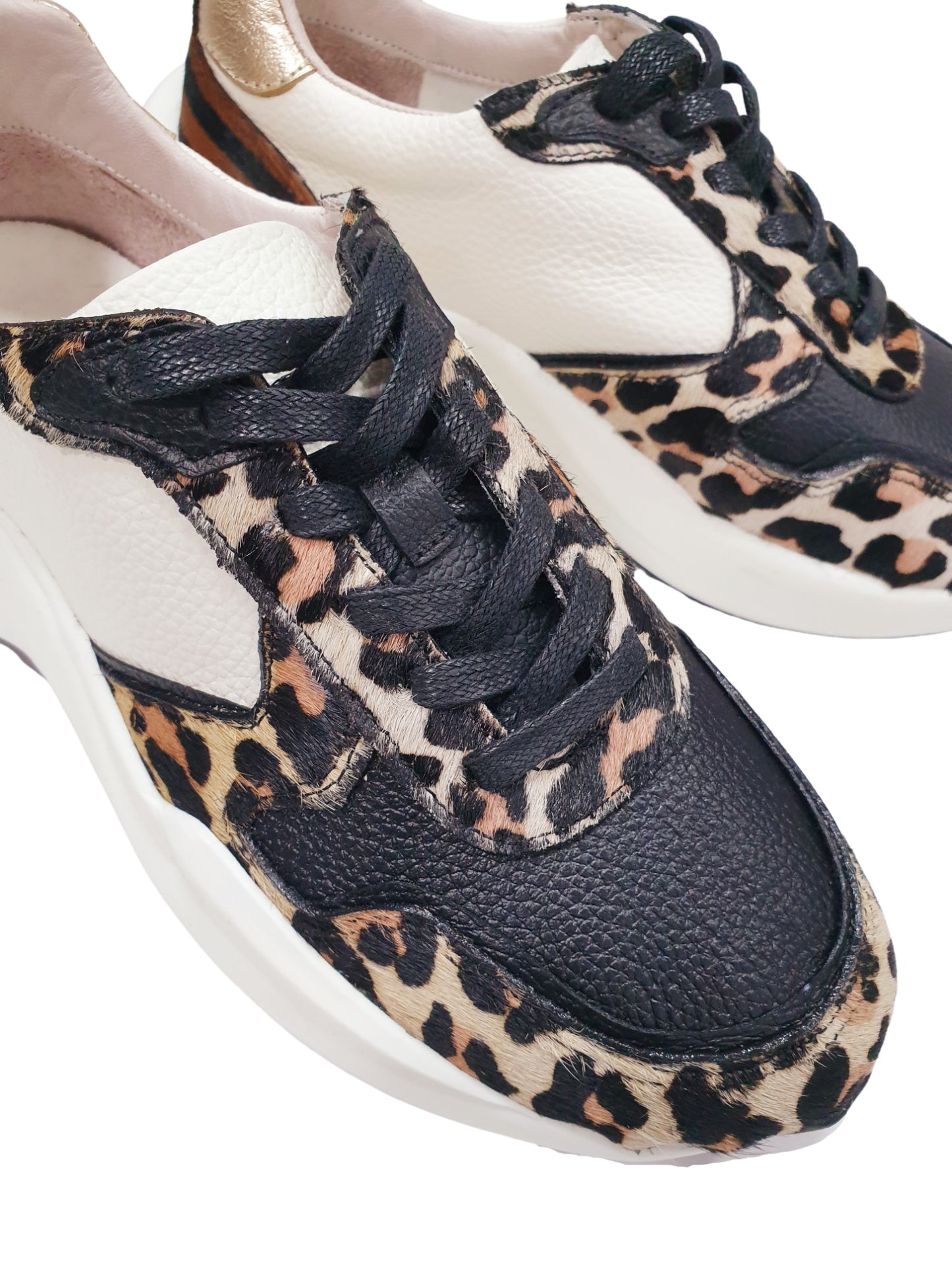 Zapatillas Deportivas Modernas para Dama en Cobalto con Detalles Dorados y Estampado de Leopardo