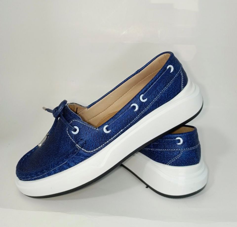 Mocasines Náuticos para Dama en Cuero Azul Marino – Modelo M2100, Comodidad y Estilo Casual.