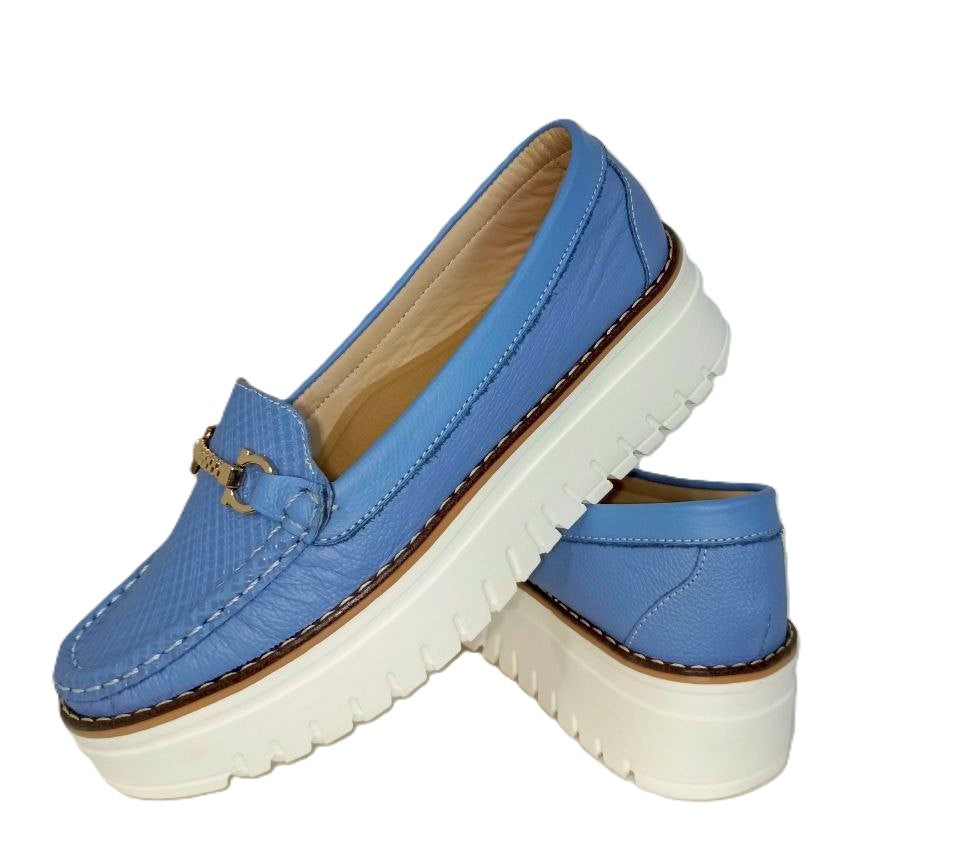 Mocasines Elegantes para Dama en Cuero Azul Celeste - Modelo M2200 con Detalle Metálico y Suela Blanca