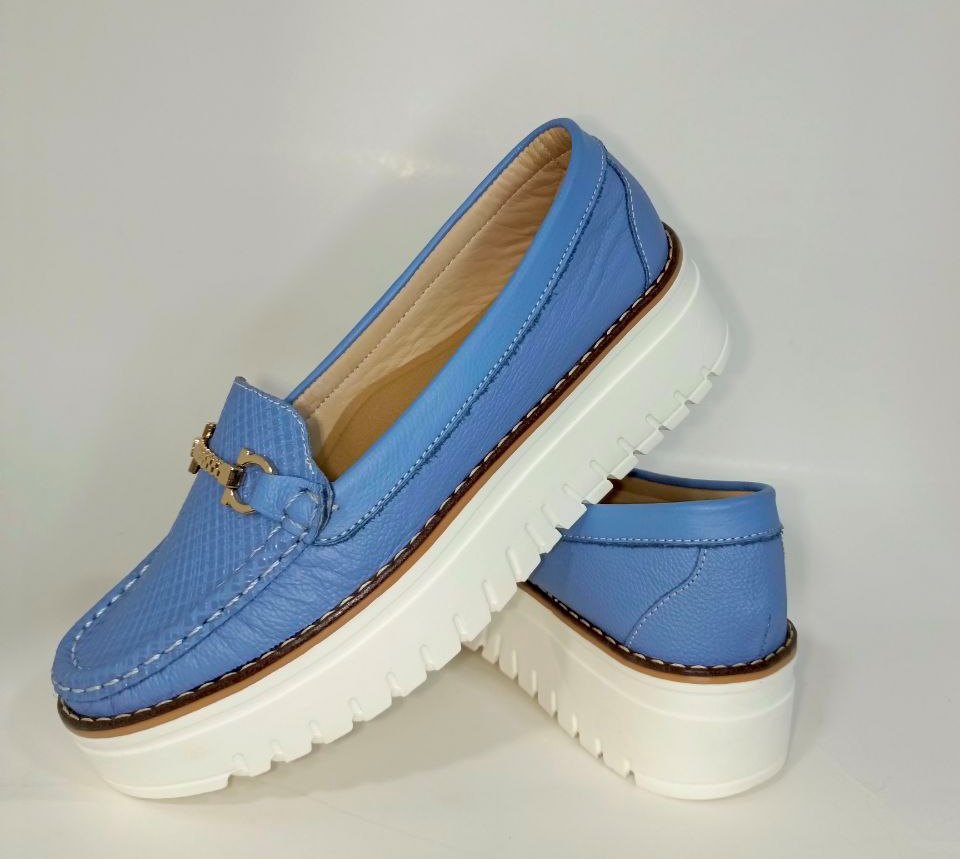 Mocasines Elegantes para Dama en Cuero Azul Celeste - Modelo M2200 con Detalle Metálico y Suela Blanca