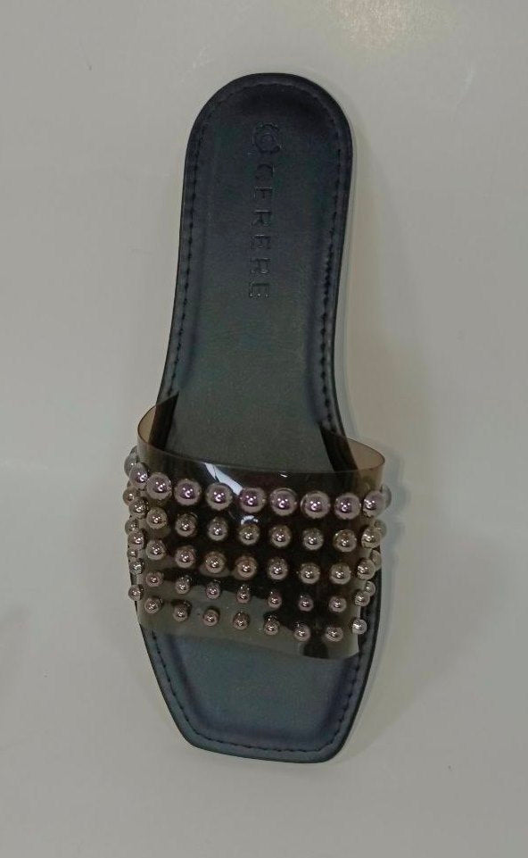 Sandalias de Dama Negras con Tira Gruesa y Tachuelas Plateadas - Modelo QN10 de Cerere