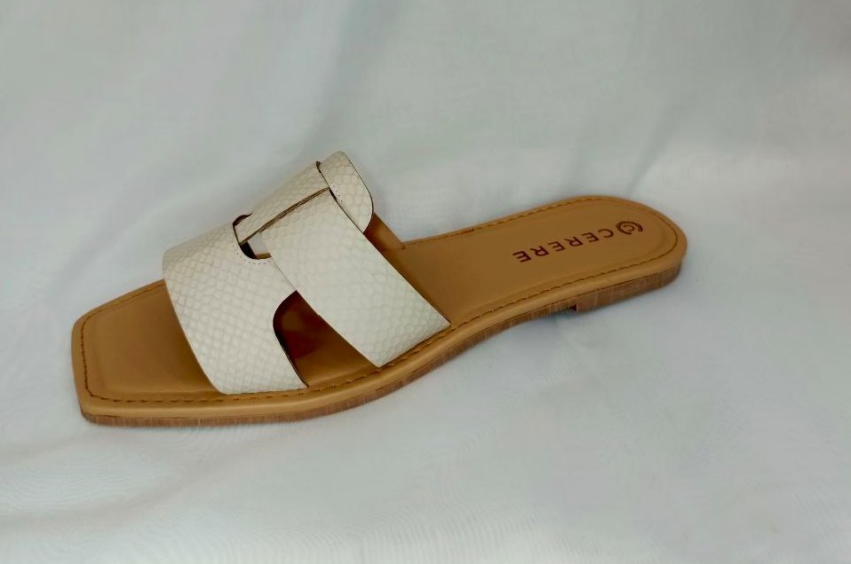 Sandalias de Cuero Beige para Dama con Tira en H y Punta Cuadrada - Modelo QN11 de Cerere