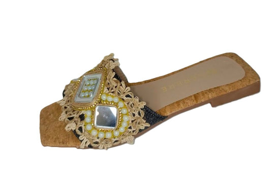 Sandalias Boho-Chic para Dama en Beige Oscuro con Detalles de Encaje y Pedrería - Modelo V117K