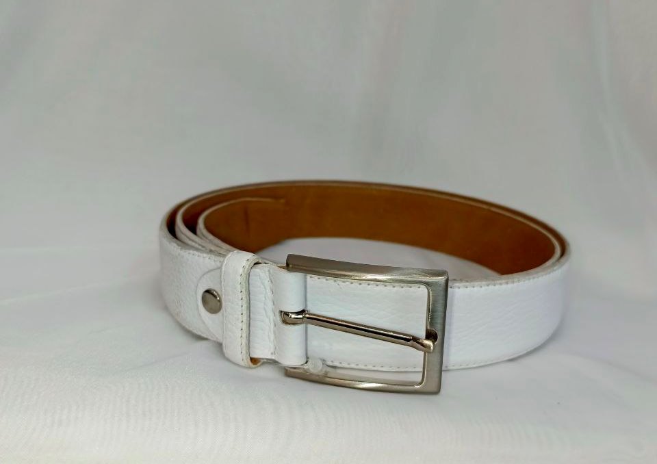 Cinturón de Piel para Hombre Blanco - Modelo 620123, Accesorio Elegante y Versátil